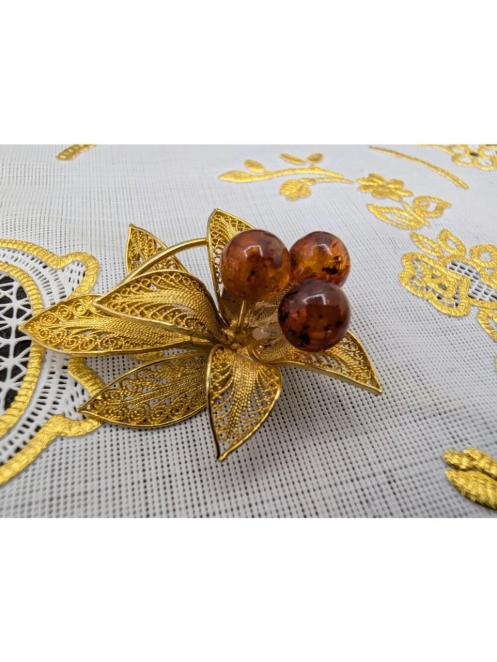 VTG Brooch Pendant Genuine Baltic Amber Berries Goldtone Filigree Leaf Natural